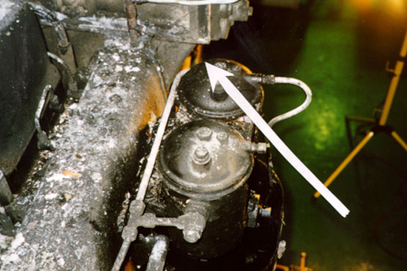 Secondary fuel filters adjacent No. 1 cynlinder head (arrow points to initial leakage point)